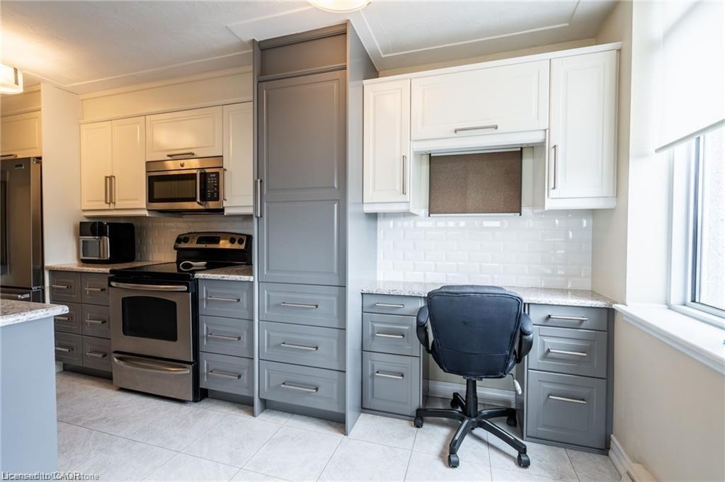 402-40 Harrisford Street, Hamilton, ON - Indoor Photo Showing Kitchen