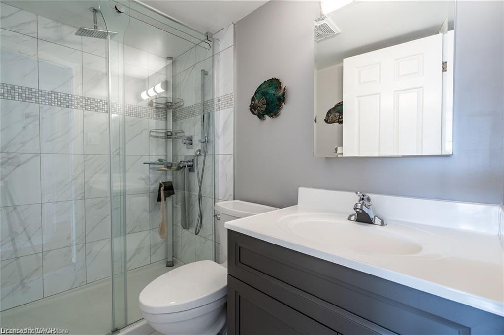 402-40 Harrisford Street, Hamilton, ON - Indoor Photo Showing Bathroom