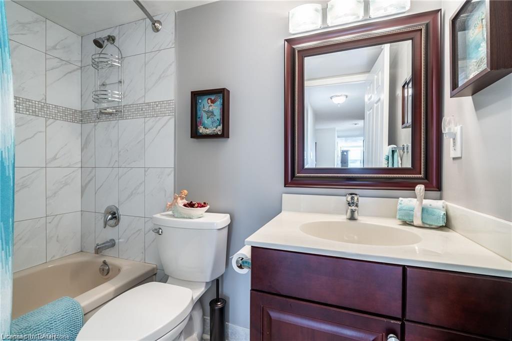 402-40 Harrisford Street, Hamilton, ON - Indoor Photo Showing Bathroom