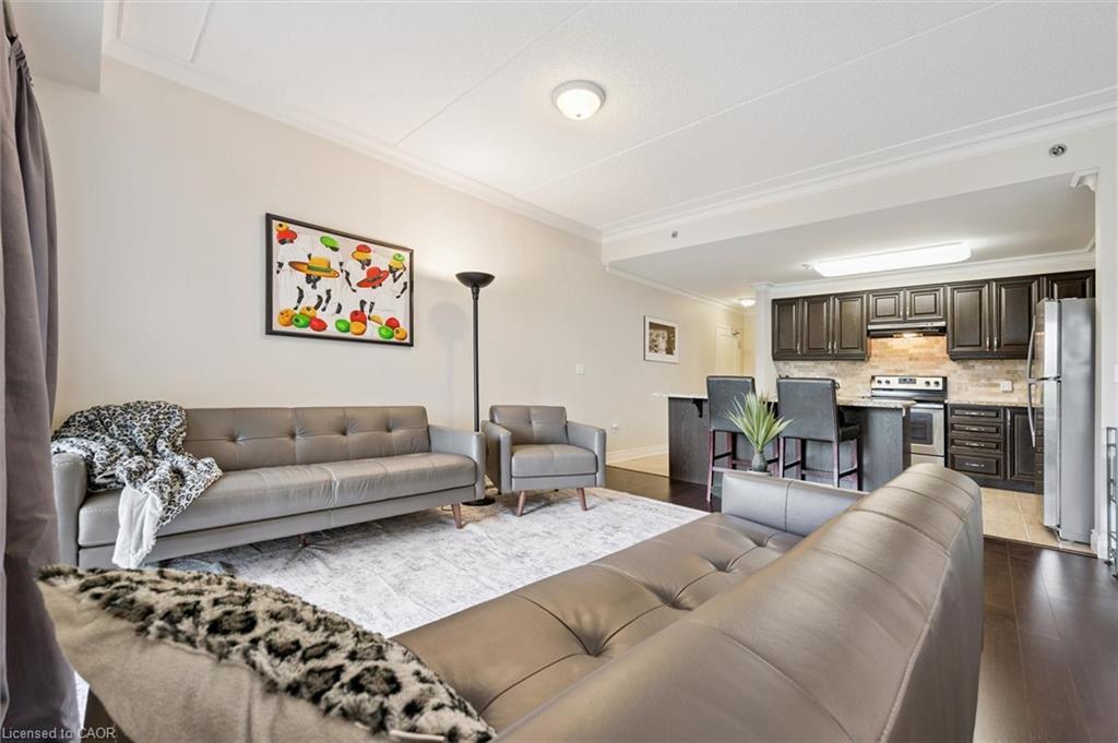 122-1440 Gordon Street, Guelph, ON - Indoor Photo Showing Living Room