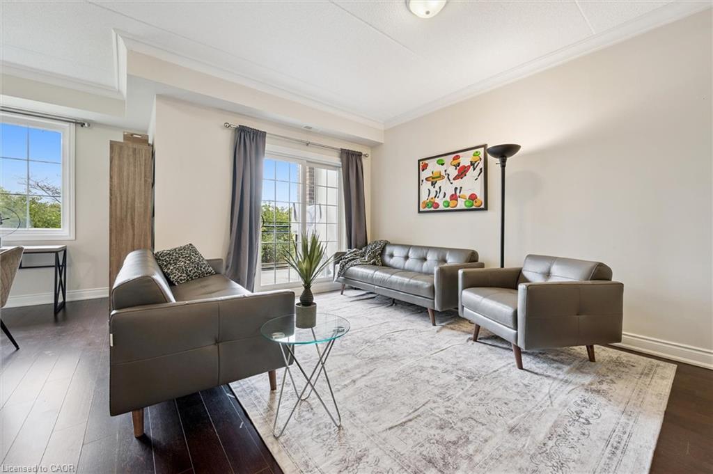 122-1440 Gordon Street, Guelph, ON - Indoor Photo Showing Living Room