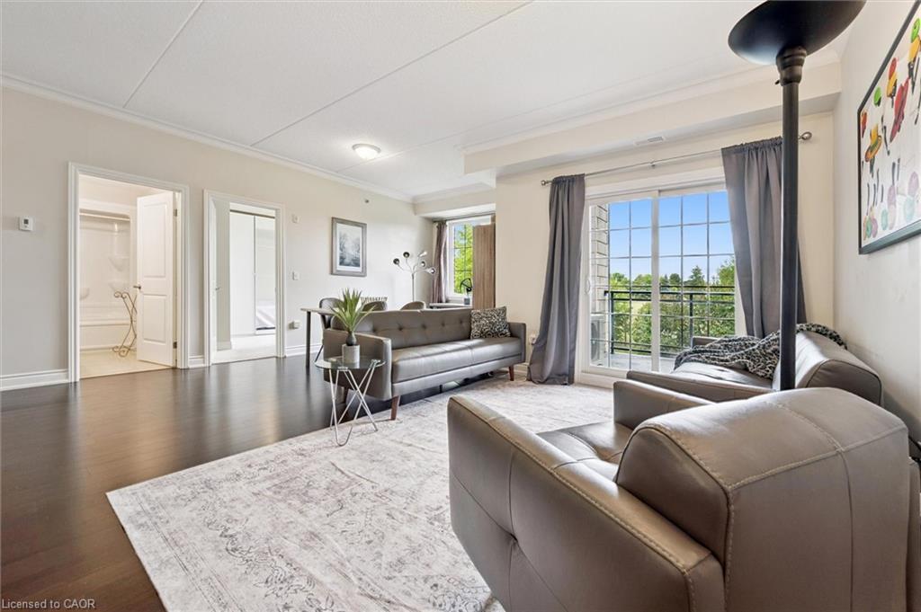 122-1440 Gordon Street, Guelph, ON - Indoor Photo Showing Living Room