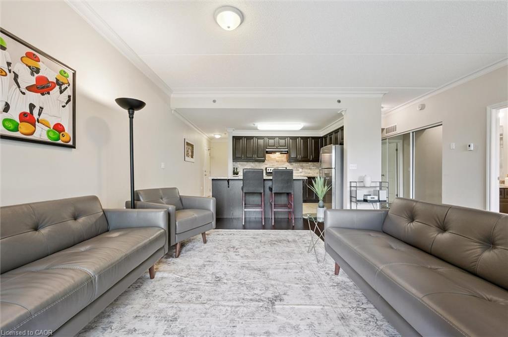 122-1440 Gordon Street, Guelph, ON - Indoor Photo Showing Living Room