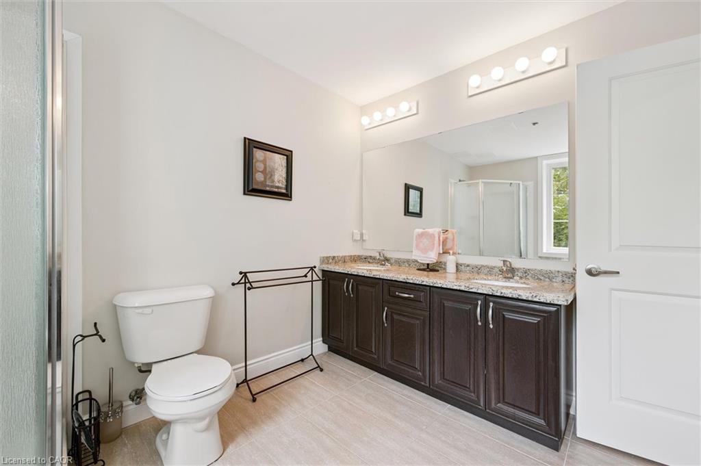 122-1440 Gordon Street, Guelph, ON - Indoor Photo Showing Bathroom