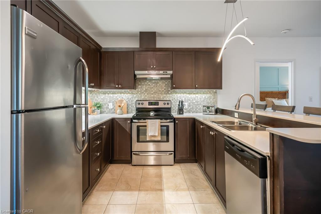 201-26 Wellington Street, St. Catharines, ON - Indoor Photo Showing Kitchen With Stainless Steel Kitchen With Double Sink With Upgraded Kitchen