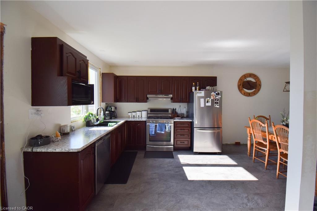 39 Young Street, Tillsonburg, ON - Indoor Photo Showing Kitchen