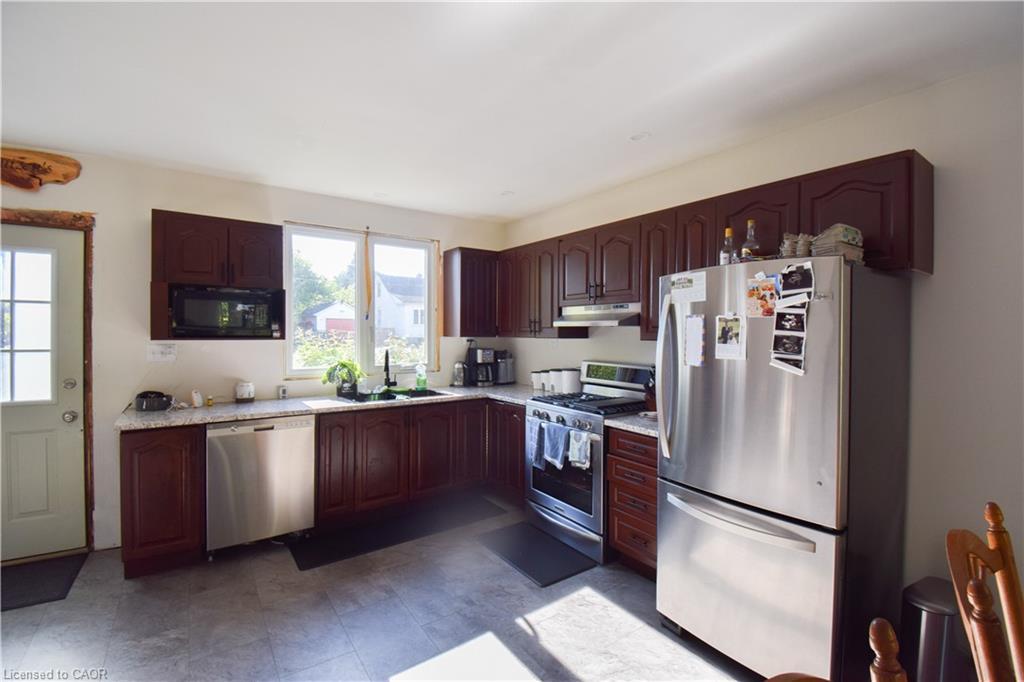 39 Young Street, Tillsonburg, ON - Indoor Photo Showing Kitchen