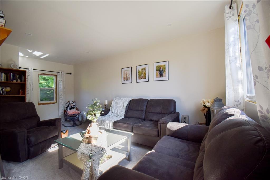 39 Young Street, Tillsonburg, ON - Indoor Photo Showing Living Room