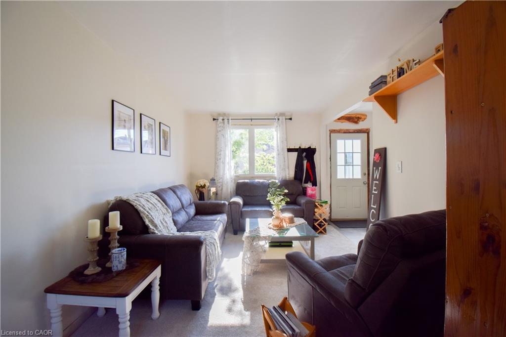 39 Young Street, Tillsonburg, ON - Indoor Photo Showing Living Room