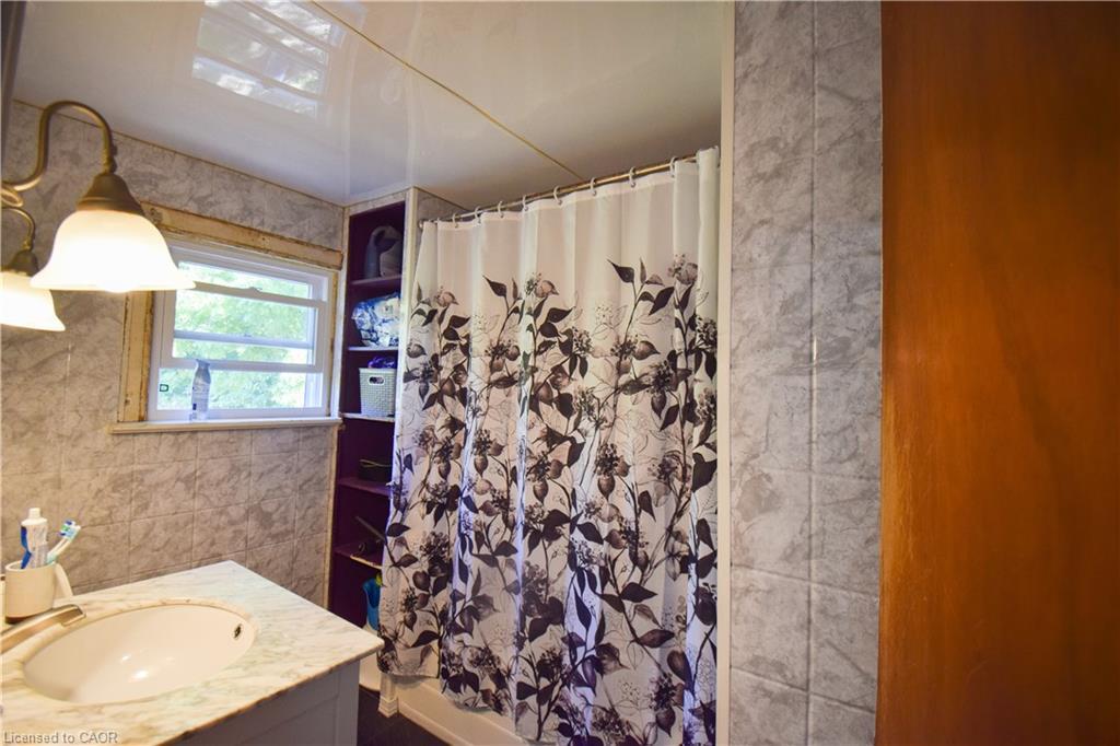 39 Young Street, Tillsonburg, ON - Indoor Photo Showing Bathroom