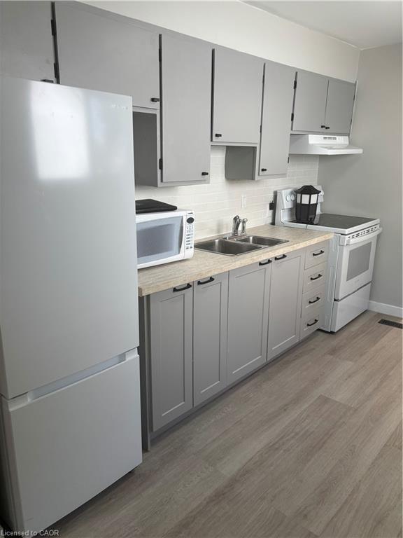 103 Dover Road, Welland, ON - Indoor Photo Showing Kitchen With Double Sink