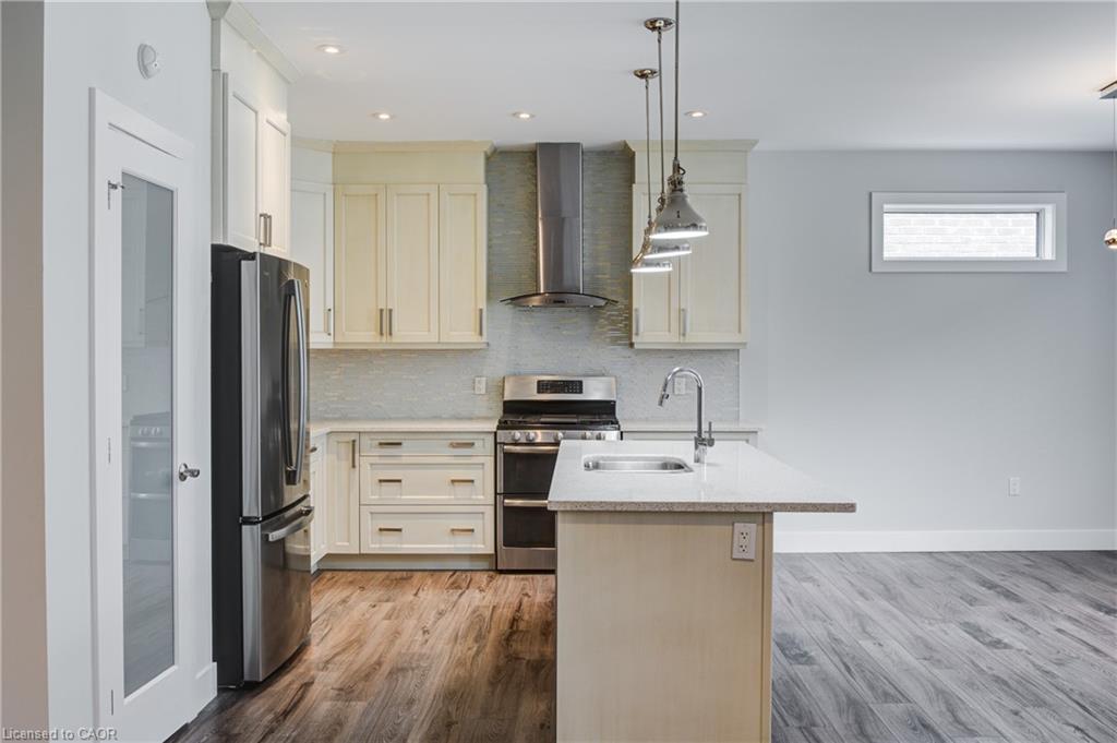 2527 Holbrook Drive, London, ON - Indoor Photo Showing Kitchen With Upgraded Kitchen