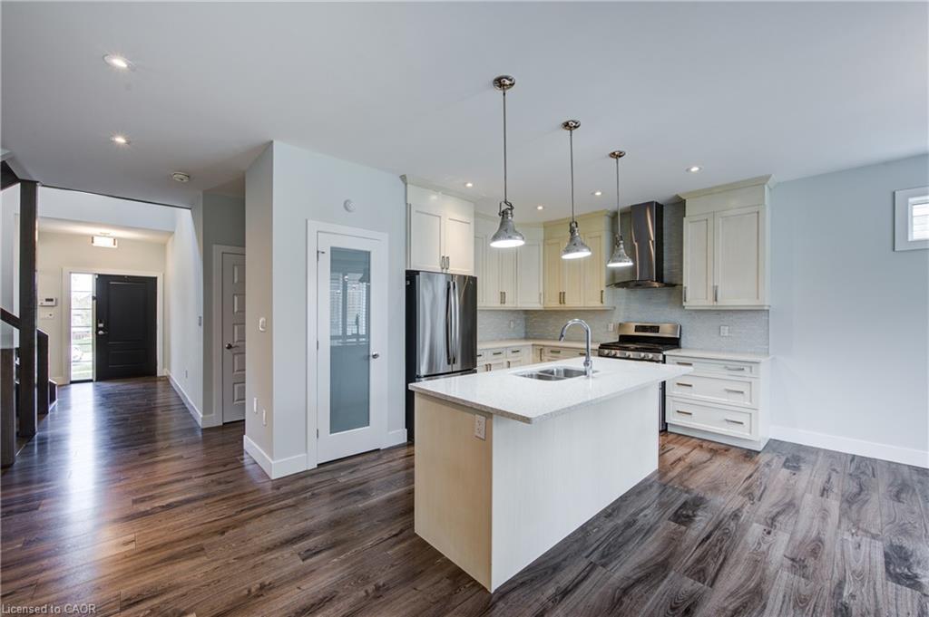 2527 Holbrook Drive, London, ON - Indoor Photo Showing Kitchen With Upgraded Kitchen