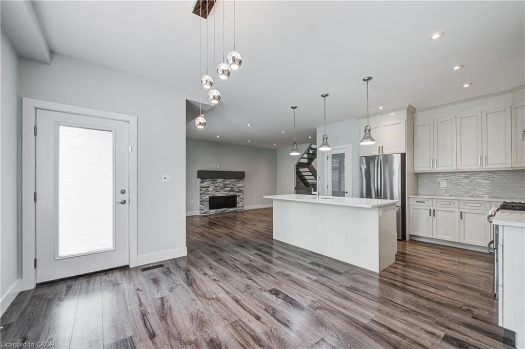 2527 Holbrook Drive, London, ON - Indoor Photo Showing Kitchen With Upgraded Kitchen