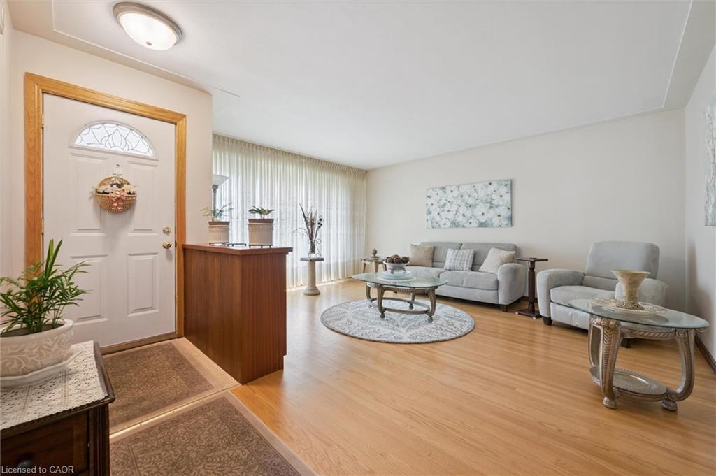 136 Fairway Road N, Kitchener, ON - Indoor Photo Showing Living Room