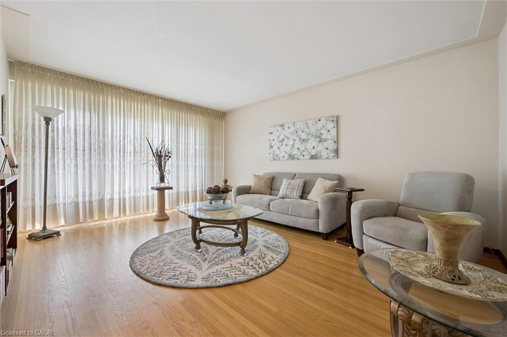136 Fairway Road N, Kitchener, ON - Indoor Photo Showing Living Room