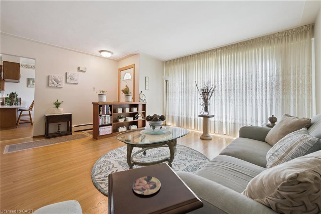 136 Fairway Road N, Kitchener, ON - Indoor Photo Showing Living Room