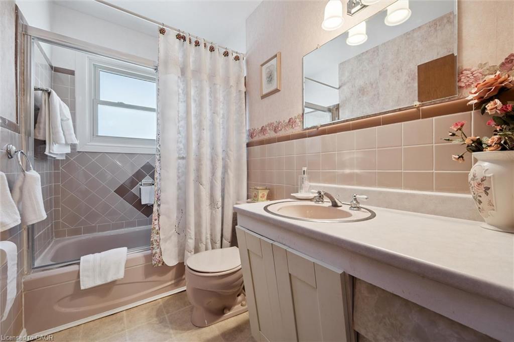 136 Fairway Road N, Kitchener, ON - Indoor Photo Showing Bathroom