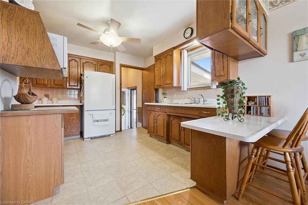 136 Fairway Road N, Kitchener, ON - Indoor Photo Showing Kitchen