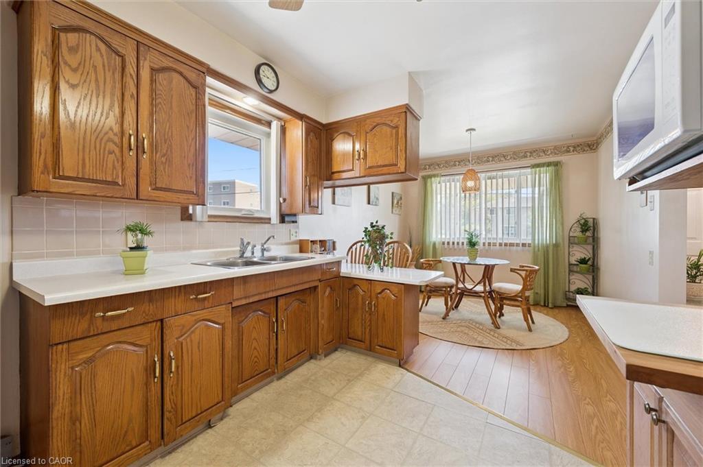 136 Fairway Road N, Kitchener, ON - Indoor Photo Showing Kitchen With Double Sink