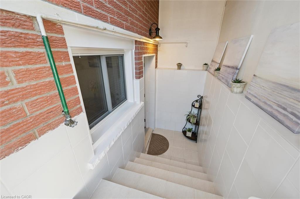 136 Fairway Road N, Kitchener, ON - Outdoor With Exterior