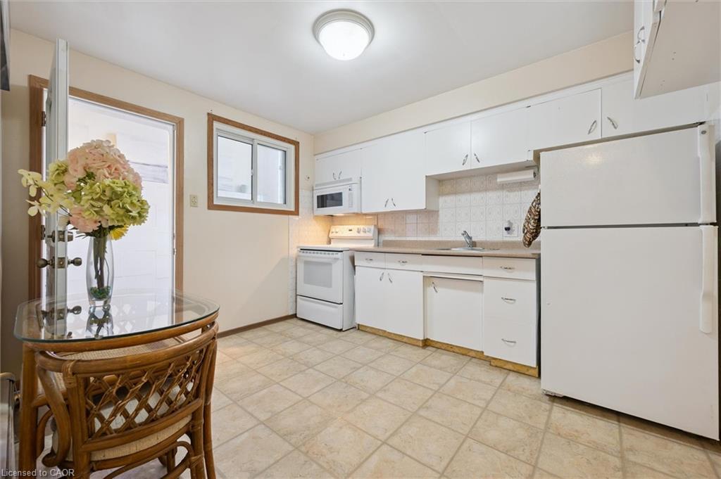 136 Fairway Road N, Kitchener, ON - Indoor Photo Showing Kitchen