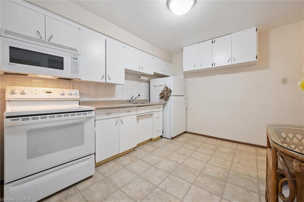 136 Fairway Road N, Kitchener, ON - Indoor Photo Showing Kitchen