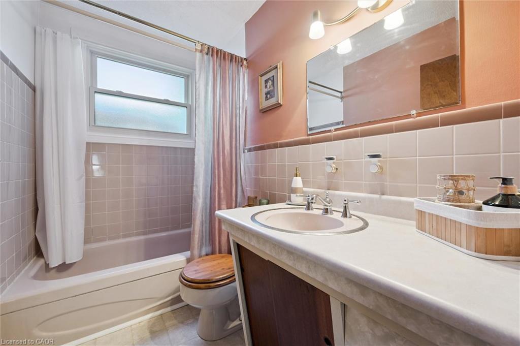 136 Fairway Road N, Kitchener, ON - Indoor Photo Showing Bathroom