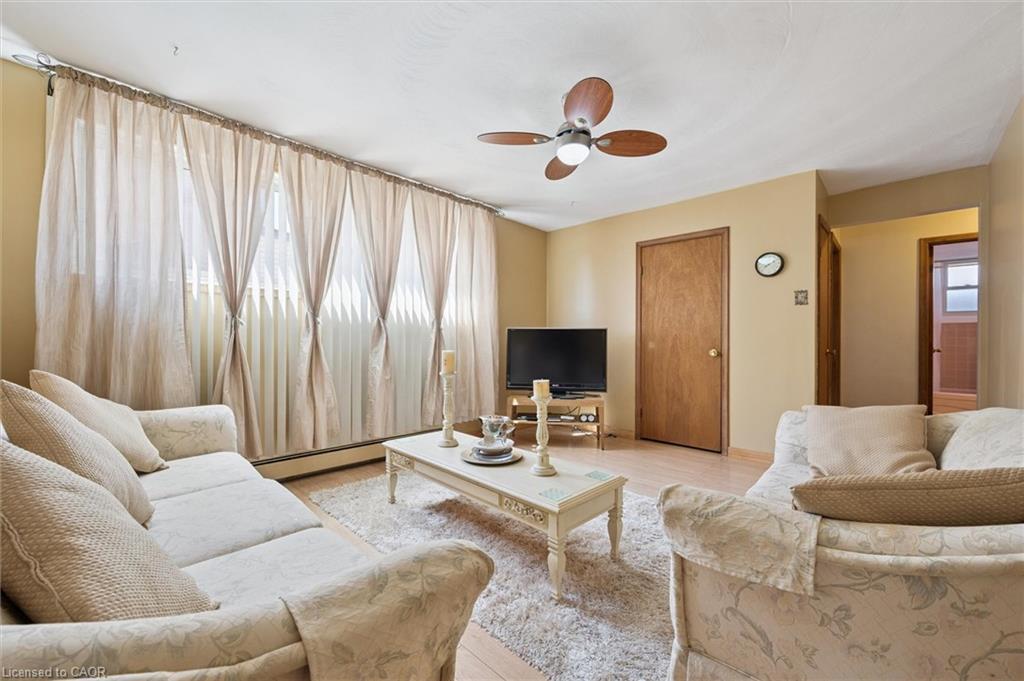 136 Fairway Road N, Kitchener, ON - Indoor Photo Showing Living Room