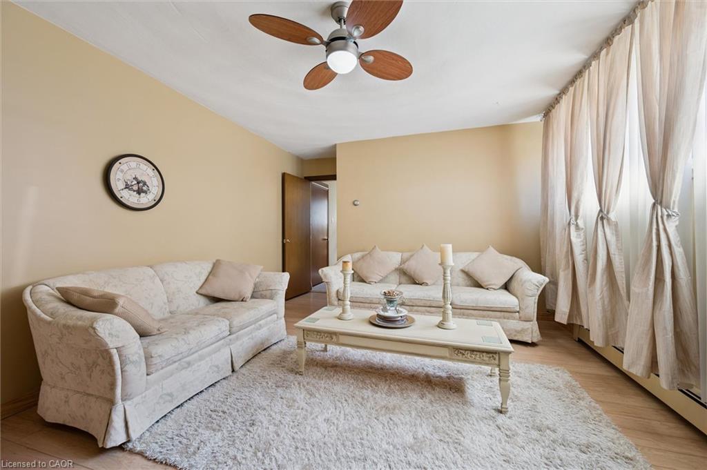 136 Fairway Road N, Kitchener, ON - Indoor Photo Showing Living Room