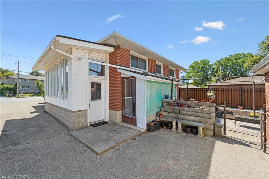 136 Fairway Road N, Kitchener, ON - Outdoor With Exterior