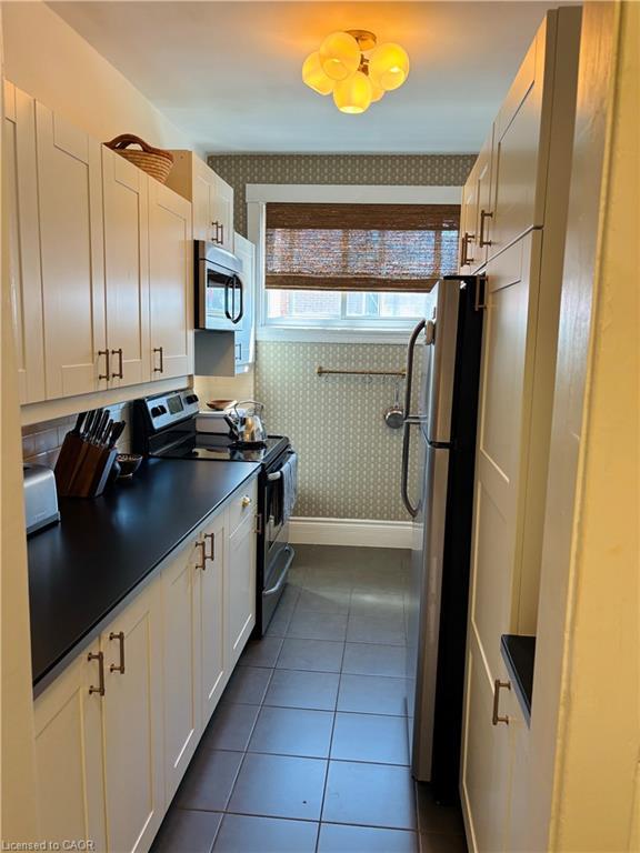 23-285 King Street W, Hamilton, ON - Indoor Photo Showing Kitchen With Double Sink