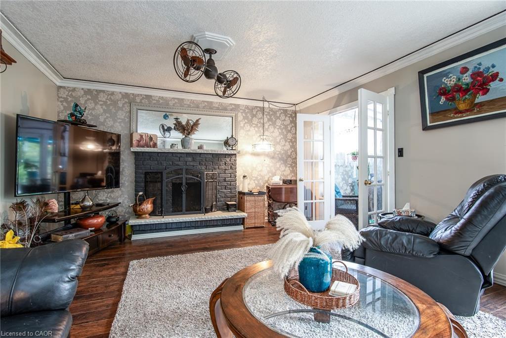 568 Strasburg Road, Kitchener, ON - Indoor Photo Showing Living Room With Fireplace