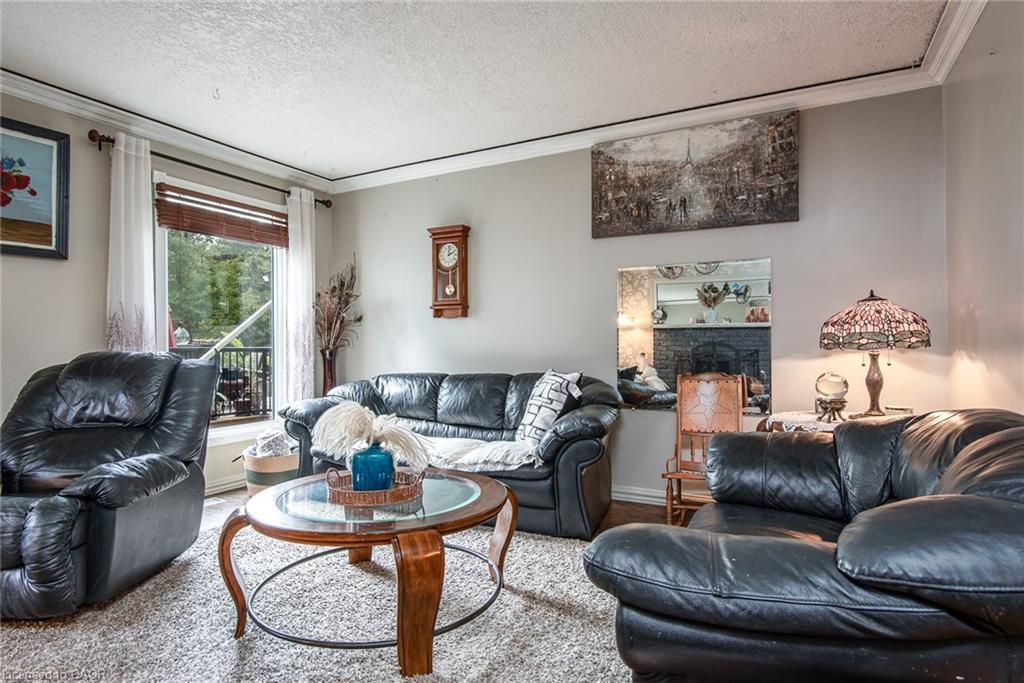568 Strasburg Road, Kitchener, ON - Indoor Photo Showing Living Room