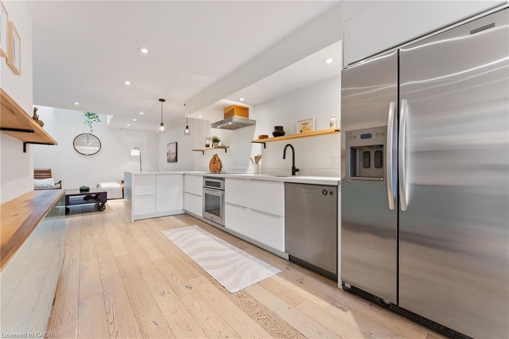 2-23 Macaulay Street W, Hamilton, ON - Indoor Photo Showing Kitchen