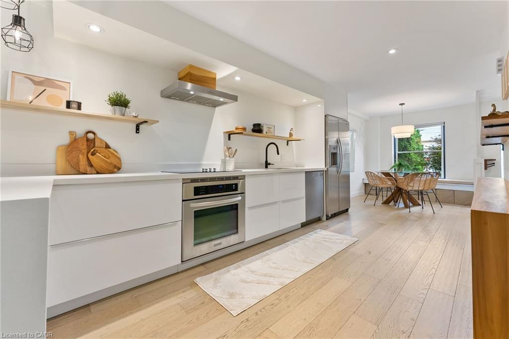 2-23 Macaulay Street W, Hamilton, ON - Indoor Photo Showing Kitchen