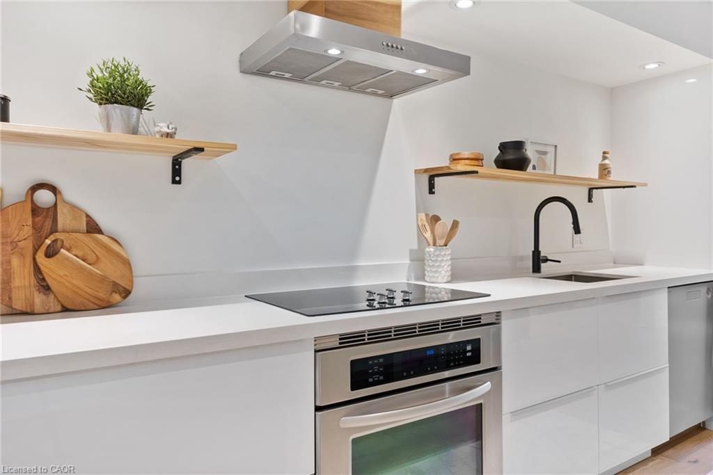 2-23 Macaulay Street W, Hamilton, ON - Indoor Photo Showing Kitchen