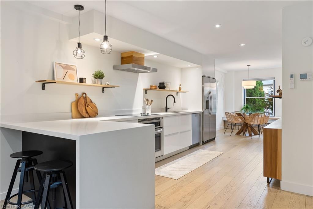 2-23 Macaulay Street W, Hamilton, ON - Indoor Photo Showing Kitchen With Upgraded Kitchen