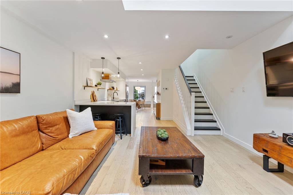 2-23 Macaulay Street W, Hamilton, ON - Indoor Photo Showing Living Room
