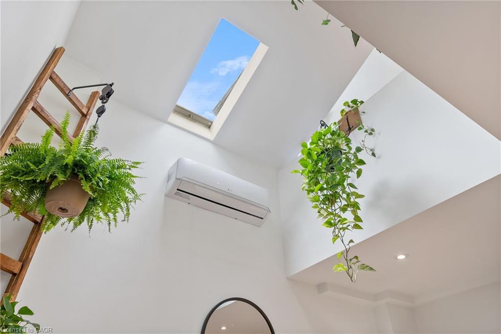 2-23 Macaulay Street W, Hamilton, ON - Indoor Photo Showing Other Room