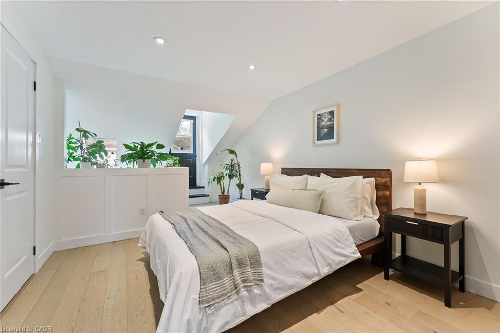 2-23 Macaulay Street W, Hamilton, ON - Indoor Photo Showing Bedroom