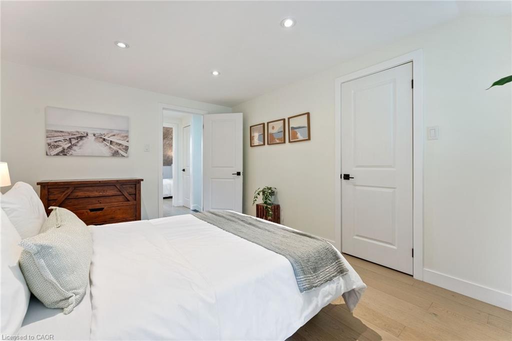 2-23 Macaulay Street W, Hamilton, ON - Indoor Photo Showing Bedroom