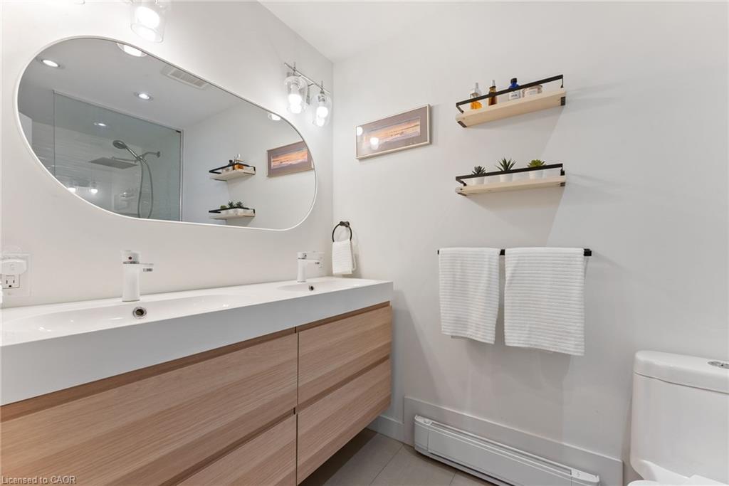 2-23 Macaulay Street W, Hamilton, ON - Indoor Photo Showing Bathroom