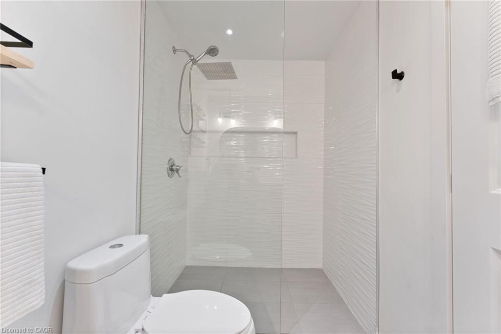 2-23 Macaulay Street W, Hamilton, ON - Indoor Photo Showing Bathroom