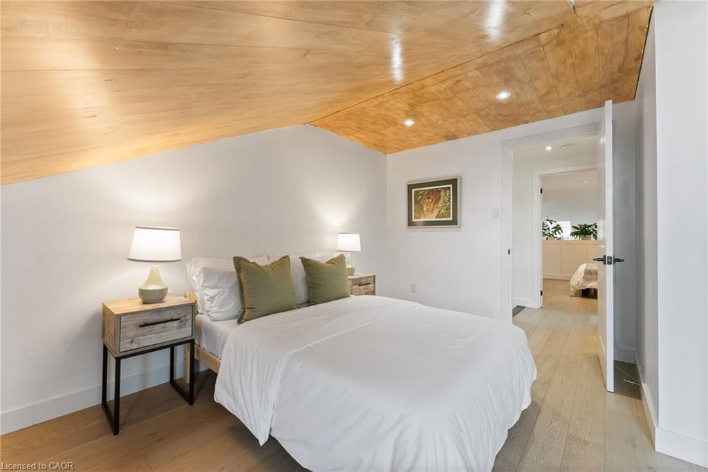 2-23 Macaulay Street W, Hamilton, ON - Indoor Photo Showing Bedroom