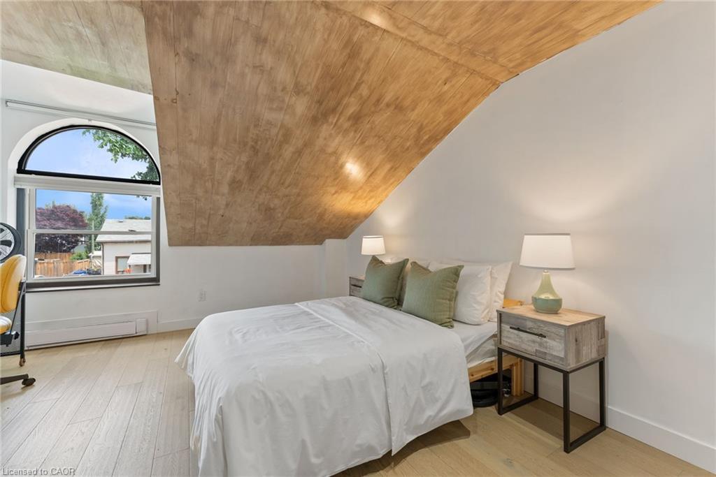 2-23 Macaulay Street W, Hamilton, ON - Indoor Photo Showing Bedroom