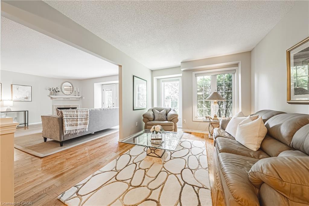 9-3333 New Street, Burlington, ON - Indoor Photo Showing Living Room