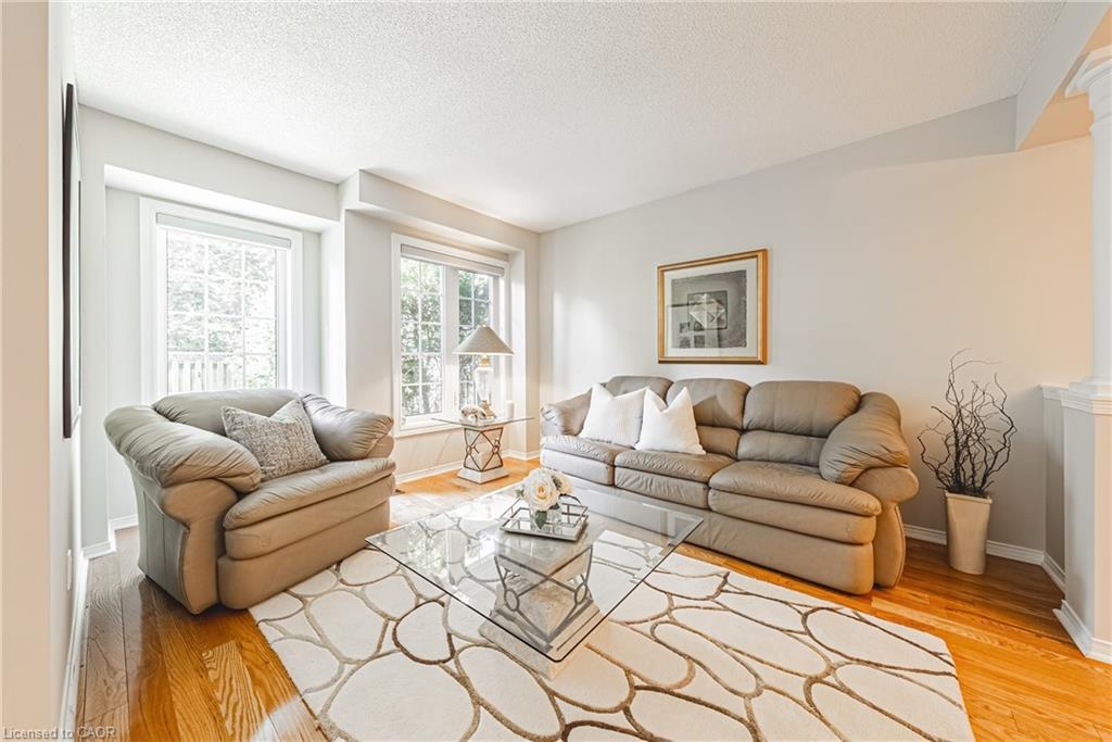 9-3333 New Street, Burlington, ON - Indoor Photo Showing Living Room
