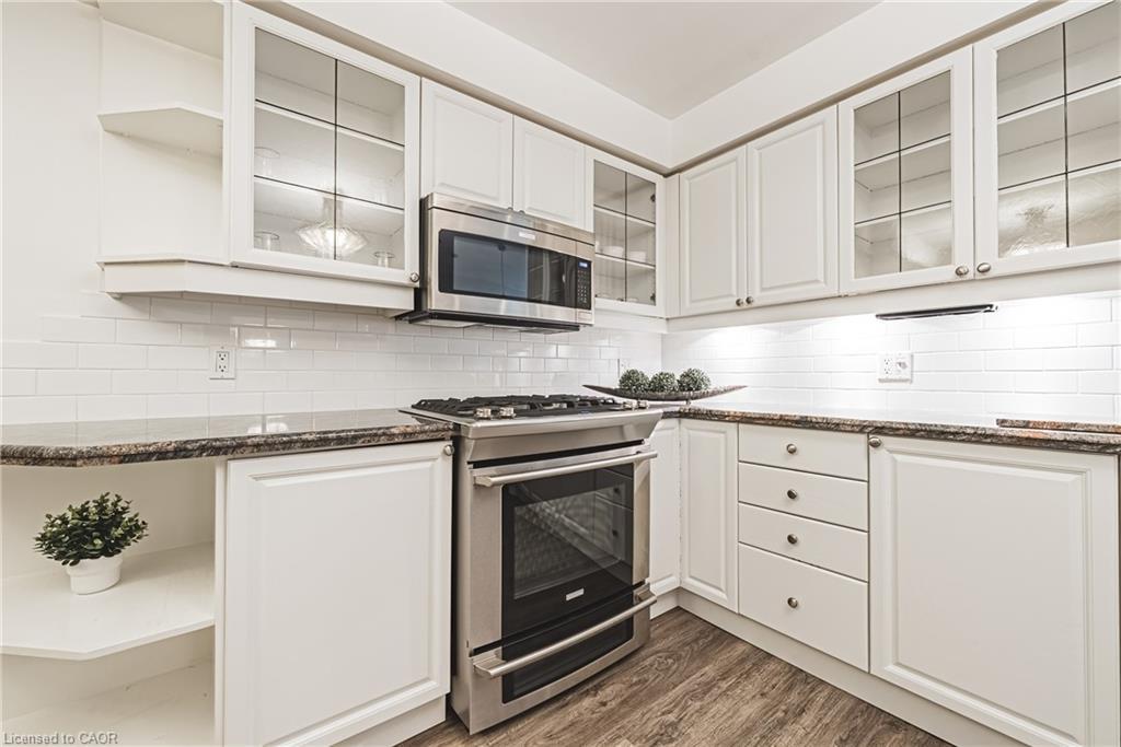 9-3333 New Street, Burlington, ON - Indoor Photo Showing Kitchen With Upgraded Kitchen