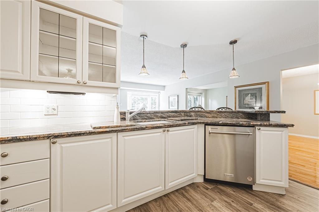 9-3333 New Street, Burlington, ON - Indoor Photo Showing Kitchen With Upgraded Kitchen
